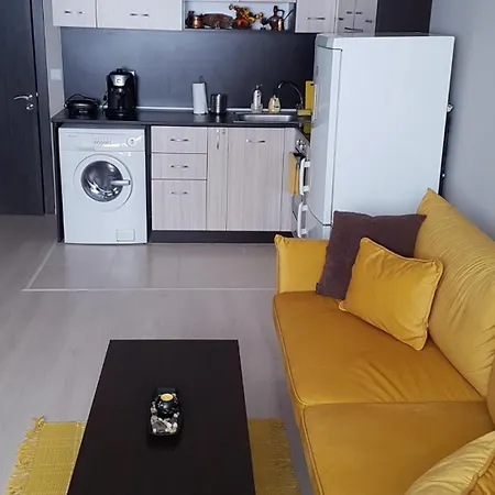 Апартамент Poli's Aparment Sunny Freesia *